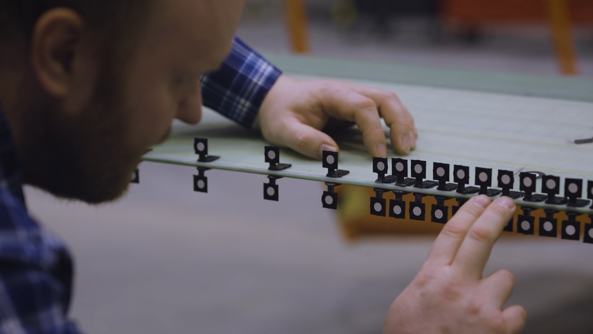 Attaching the measuring points to the rotor blade.