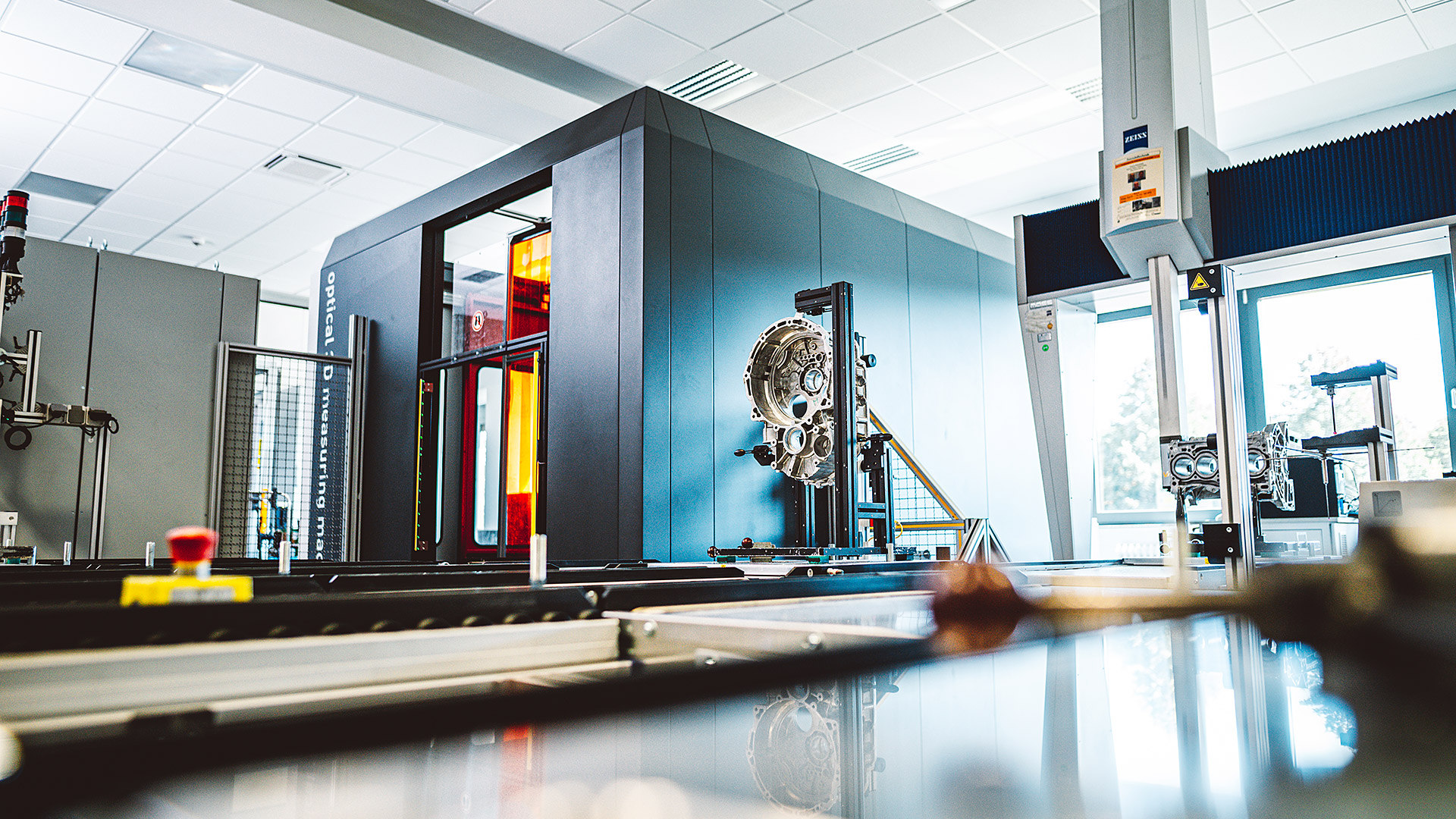 Volkswagen in Kassel has long relied on ZEISS PRISMO CMMs and recently boosted production efficiency with the addition of a ZEISS ScanBox, an automated 3D measuring machine with advanced loading capabilities.
