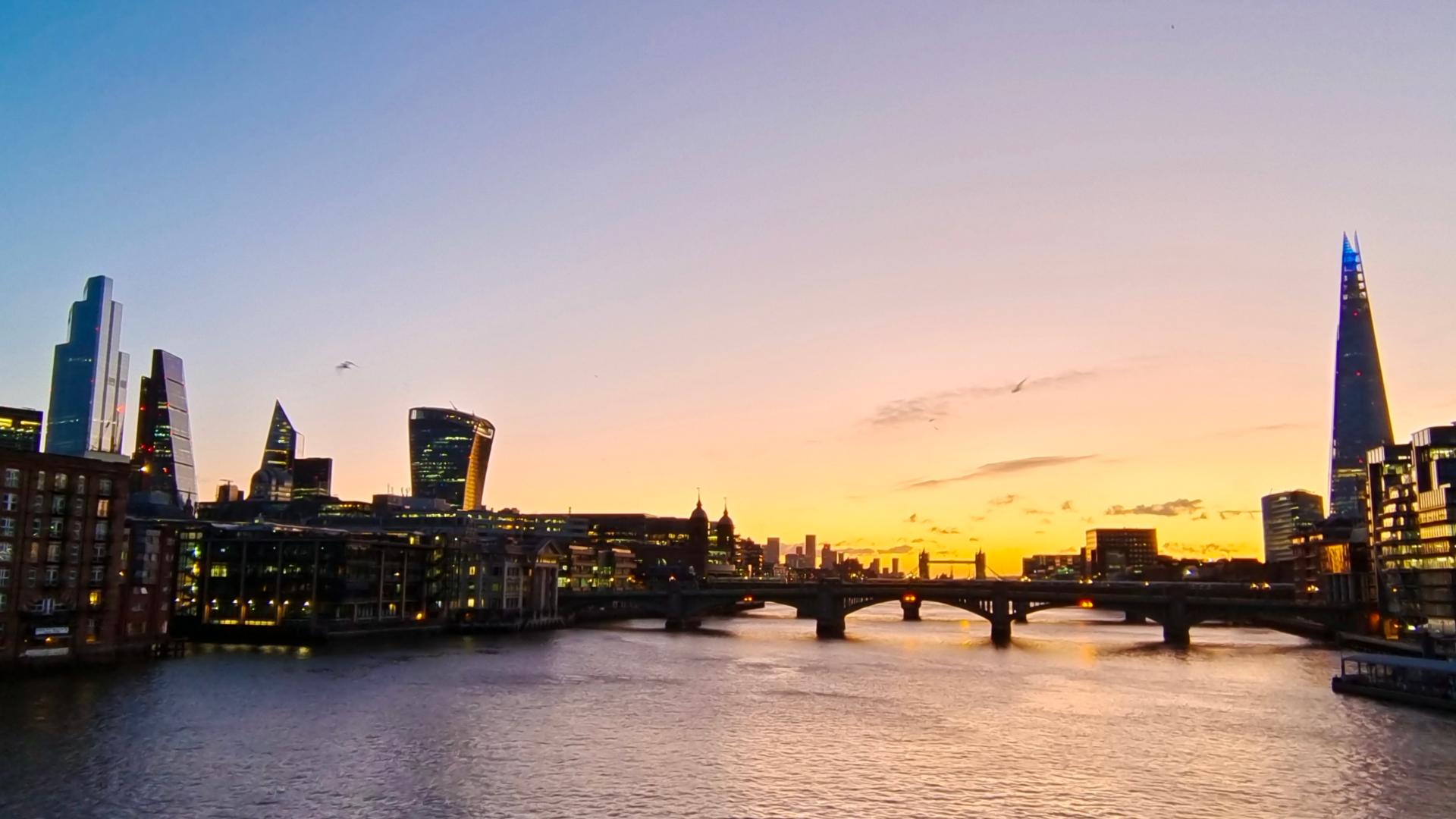 Panoramic view of London’s skyline at sunset with the River Thames in the foreground, captured in sharp detail, ideal for showcasing ZEISS optical precision.