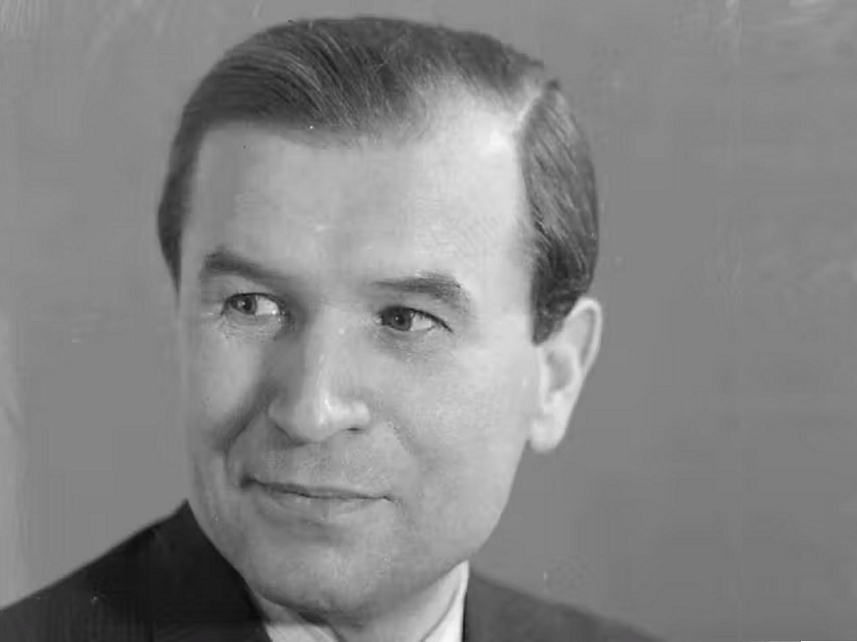 Black and white portrait of a man in a suit, looking slightly to the side, featured on the ZEISS professional product website.