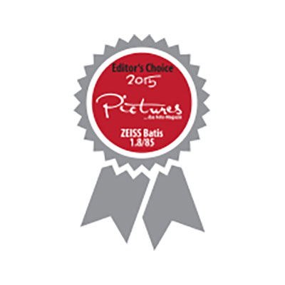 Silver award ribbon with a red center that reads "Editor's Choice 2015, Pictures - Das Foto-Magazin, ZEISS Batis 1.8/85".