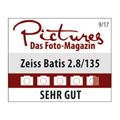 Rating badge from "Pictures Das Foto-Magazin" showing the ZEISS Batis 2.8/135 lens receiving 4.5 out of 5 cameras with the rating "SEHR GUT".