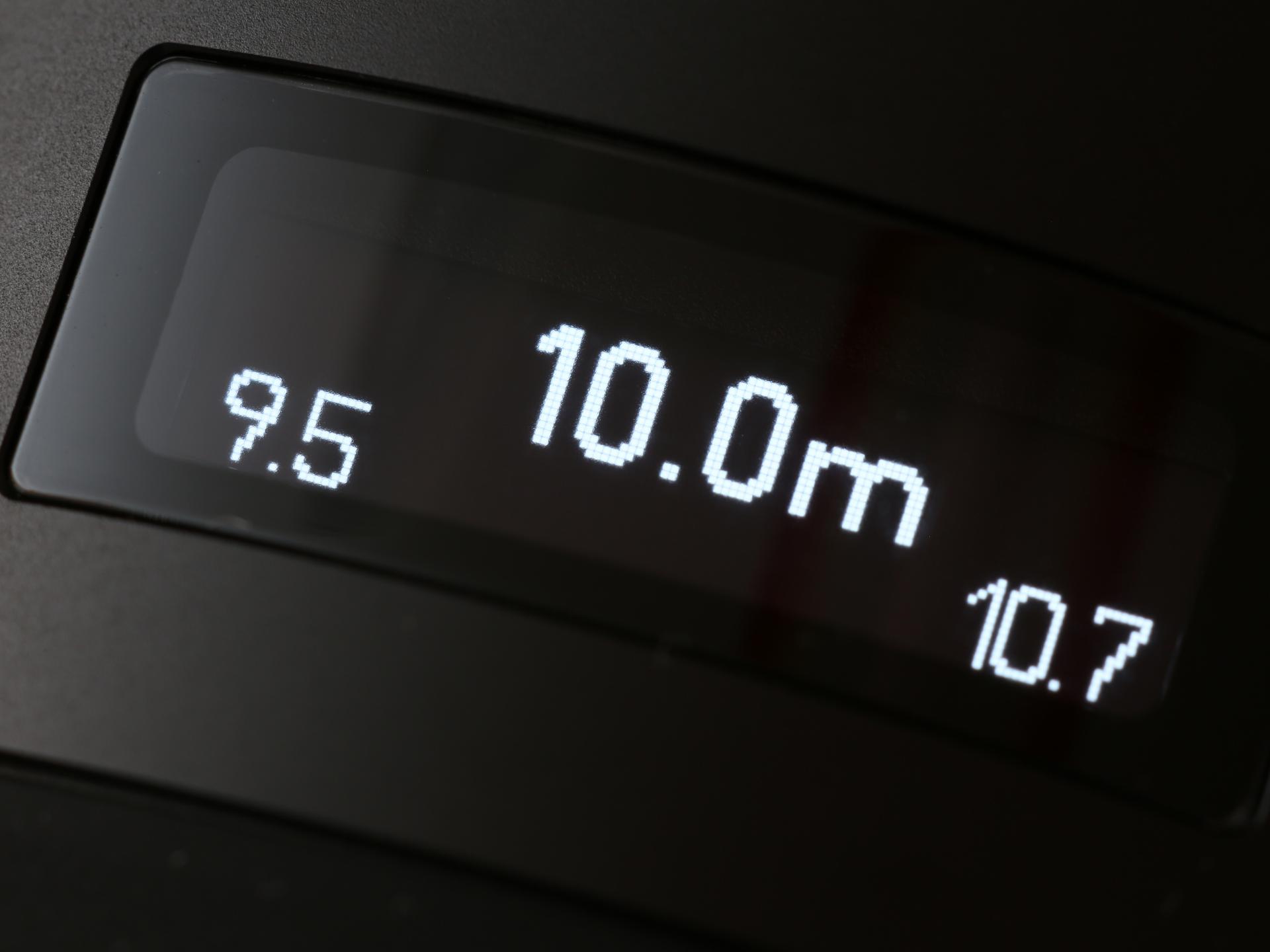 Digital display on a ZEISS device showing distance measurements of 9.5, 10.0m, and 10.7.