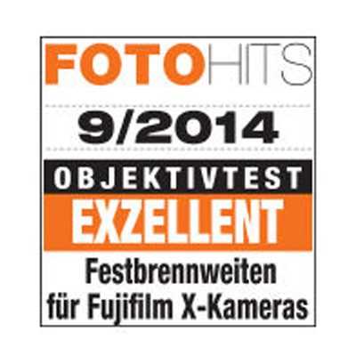 Award badge from FOTOHITS magazine, issue 9/2014, rating ZEISS fixed focal length lenses for Fujifilm X cameras as "EXZELLENT" in a lens test.