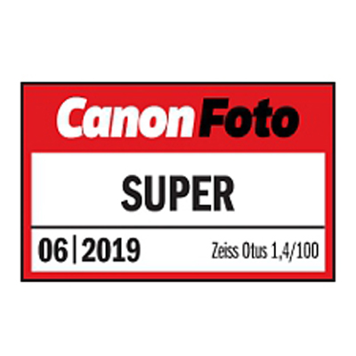 Rating badge from "Pictures Das Foto-Magazin" showing the ZEISS Batis 2.8/135 lens receiving 4.5 out of 5 cameras with the rating "SEHR GUT".