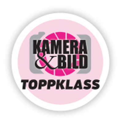 Circular badge with a pink camera graphic and the text “KAMERA & BILD” above “TOPPKLASS” in bold black letters.