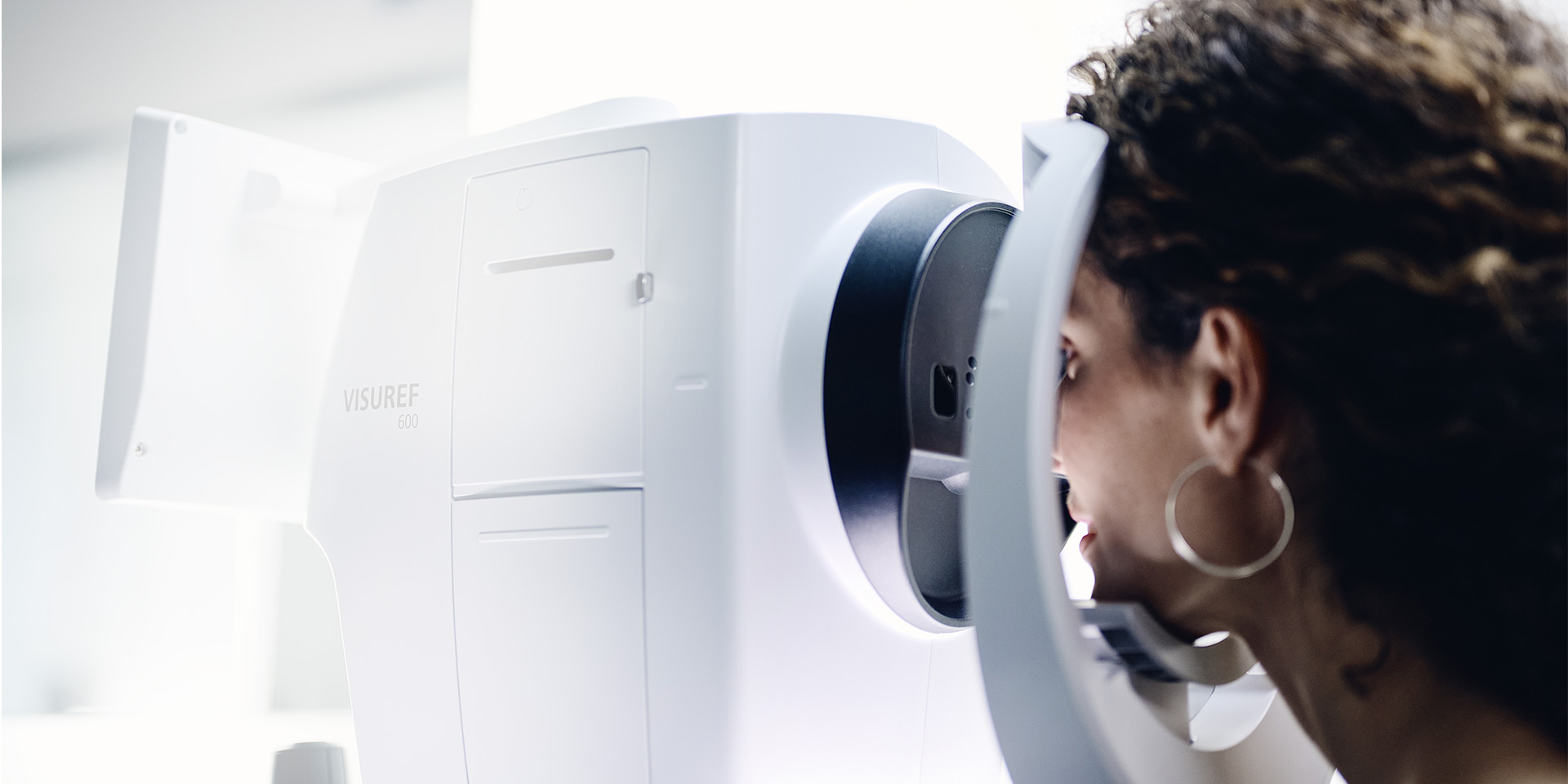 Woman looking through ZEISS VISUREF 600