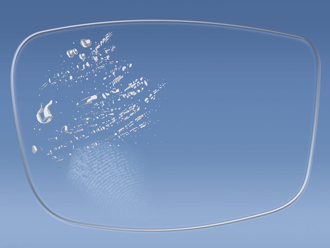 llustration of a lens with and without ZEISS Coatings which influence the surface's cleanability