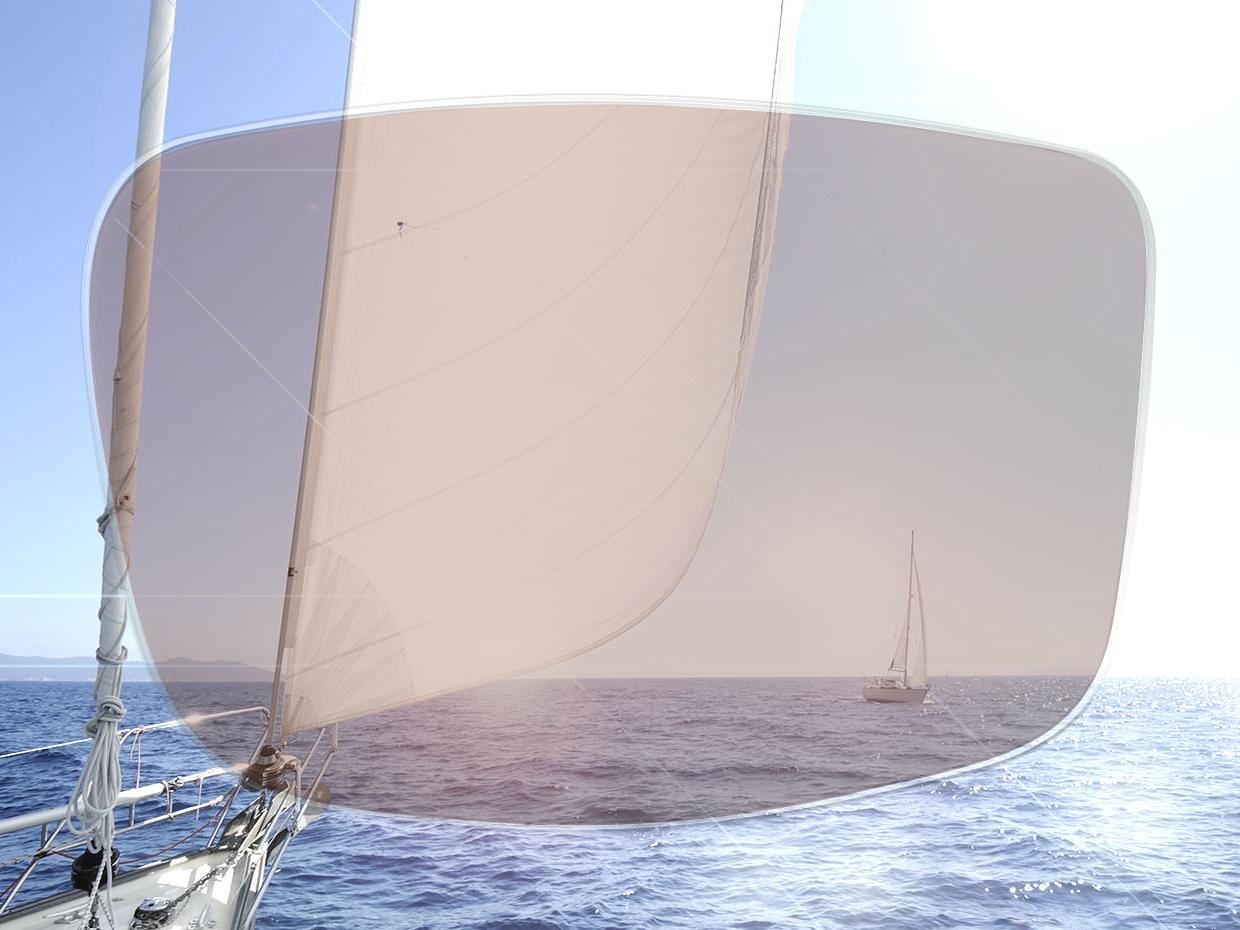 The image shows the view of an ocean through a polarised lens. Using a slider, you can compare the visual effect between the ZEISS solution and regular lenses.