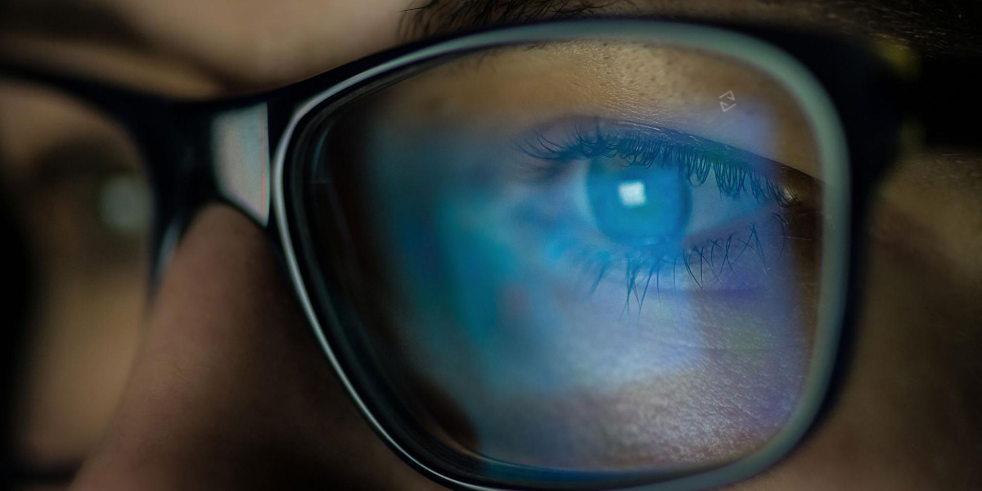 A person with ZEISS Digital Lenses looking on a digital display