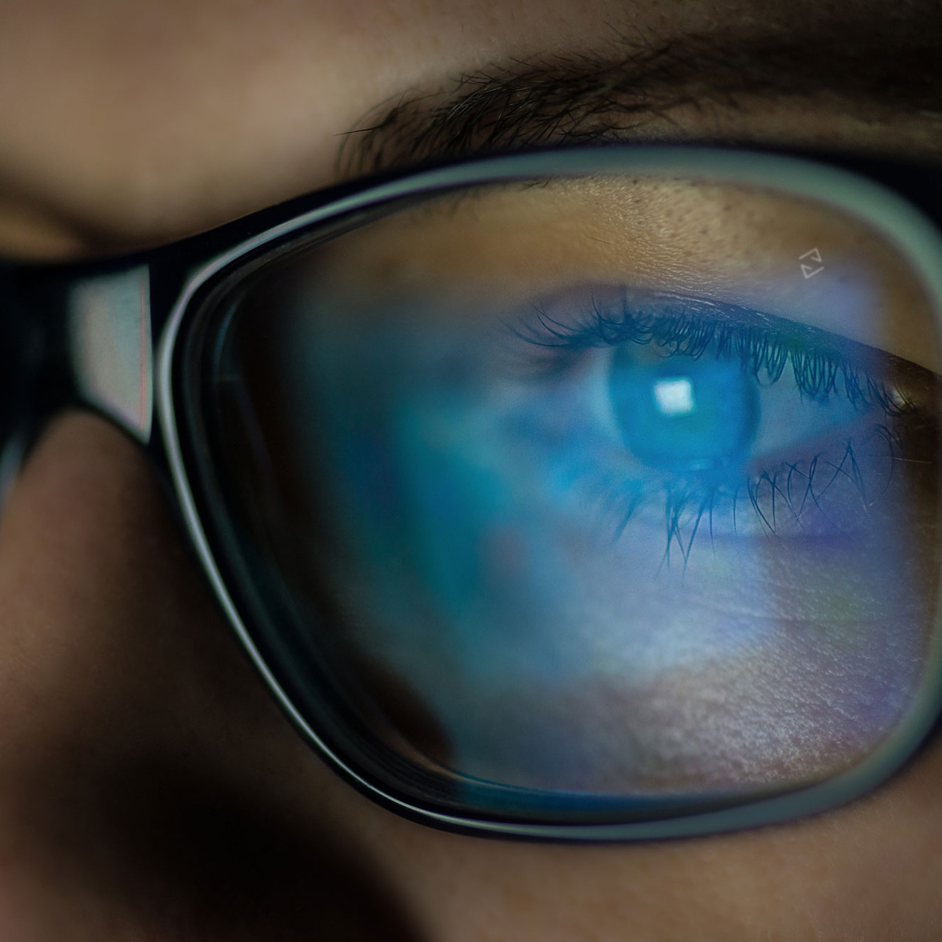 A person with ZEISS Digital Lenses looking on a digital display