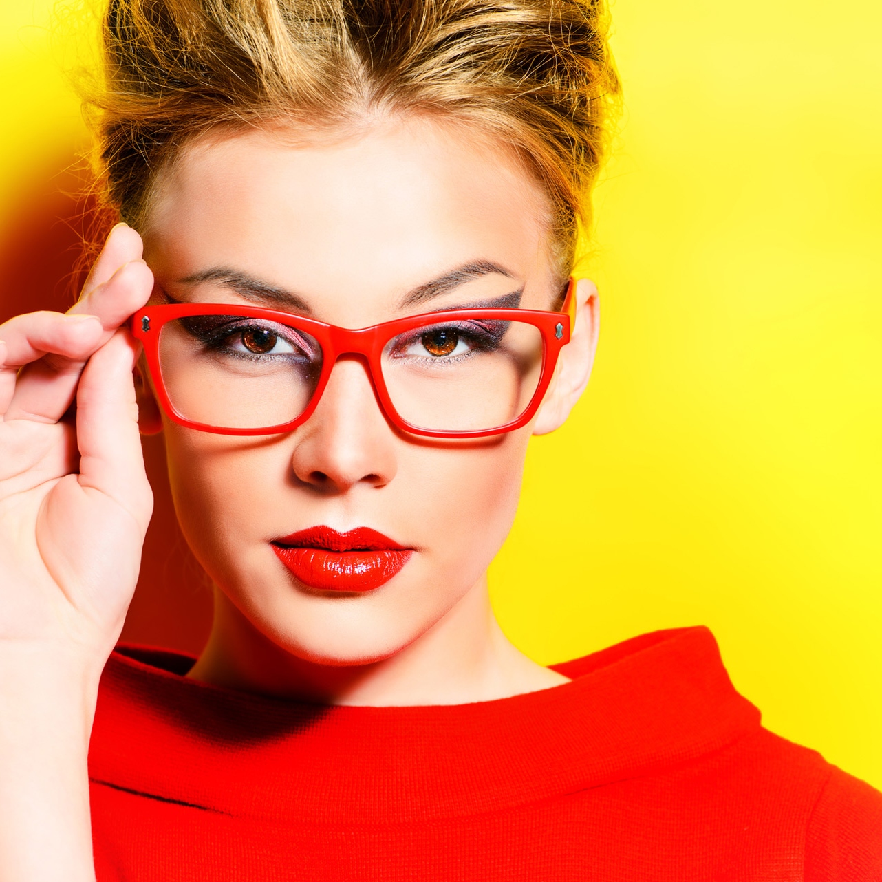 Makeup tips for women who wear glasses and contact lenses